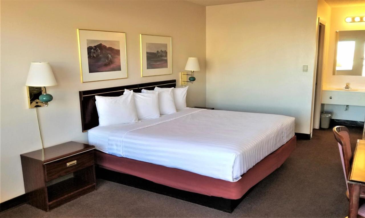 Motel 8 Laramie Bagian luar foto