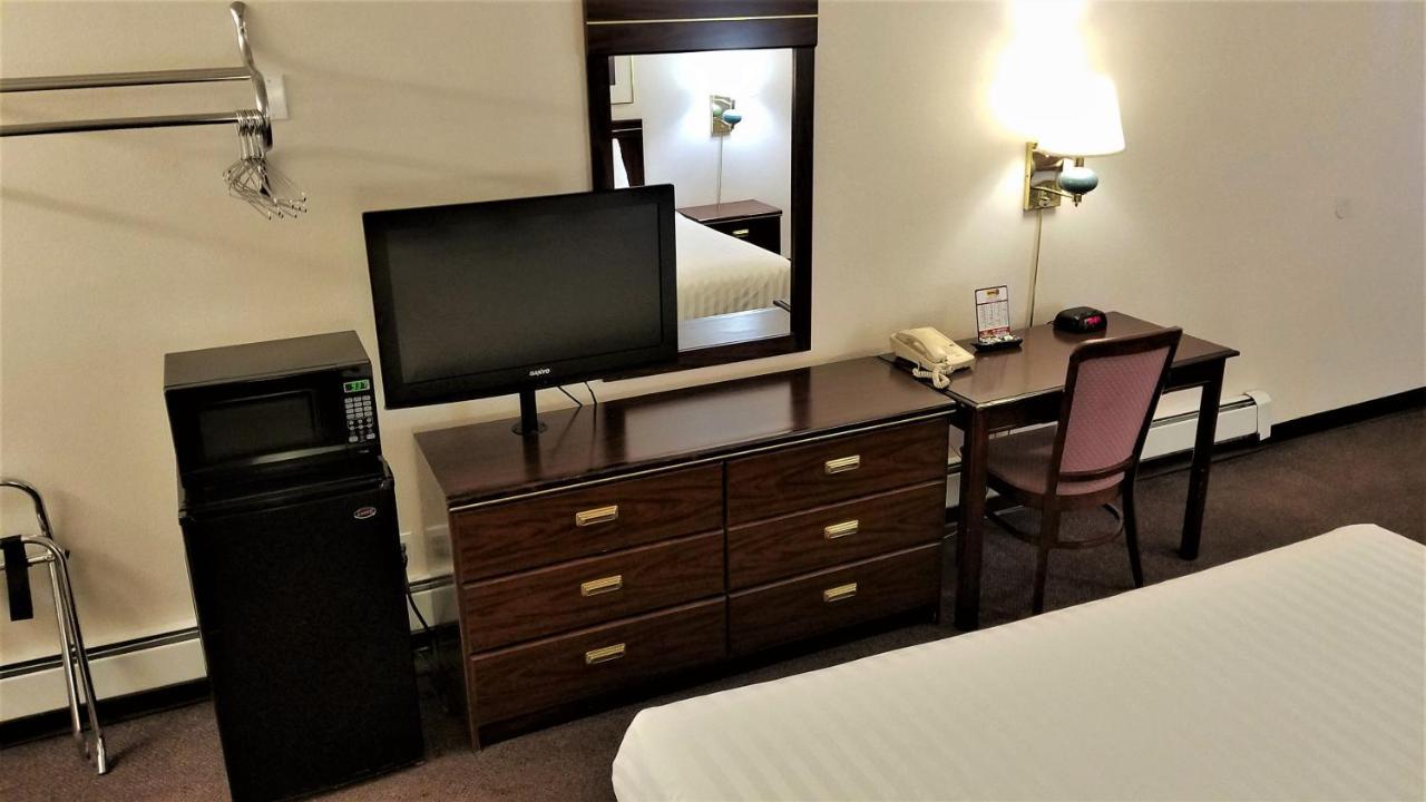 Motel 8 Laramie Bagian luar foto