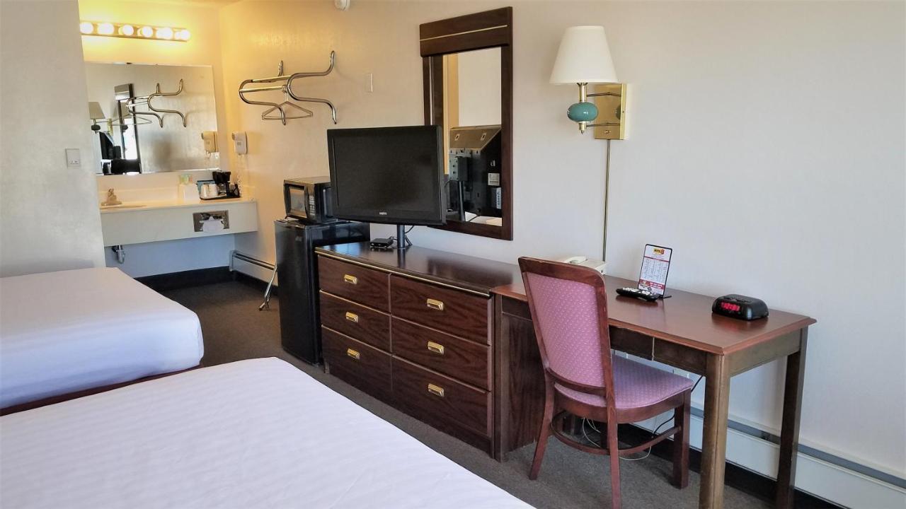 Motel 8 Laramie Bagian luar foto